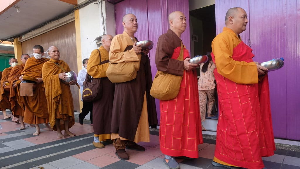 Ritual Pindapata. ANTARA FOTO/Anis Efizudin/nym. Ritual Pindapata rangkaian Waisak 2023 di Magelang