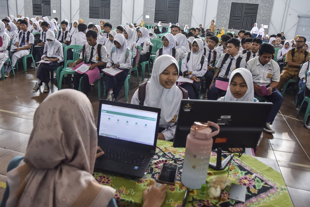 Calon siswa SMK mengikuti seleksi Penerimaan Peserta Didik Baru (PPDB) di SMK Negeri 1 Ciamis, Kabupaten Ciamis, Jawa Barat, Selasa (6/6/2023). ANTARA FOTO/Adeng Bustomi/hp. PPDB tahap 1 di Jawa Barat