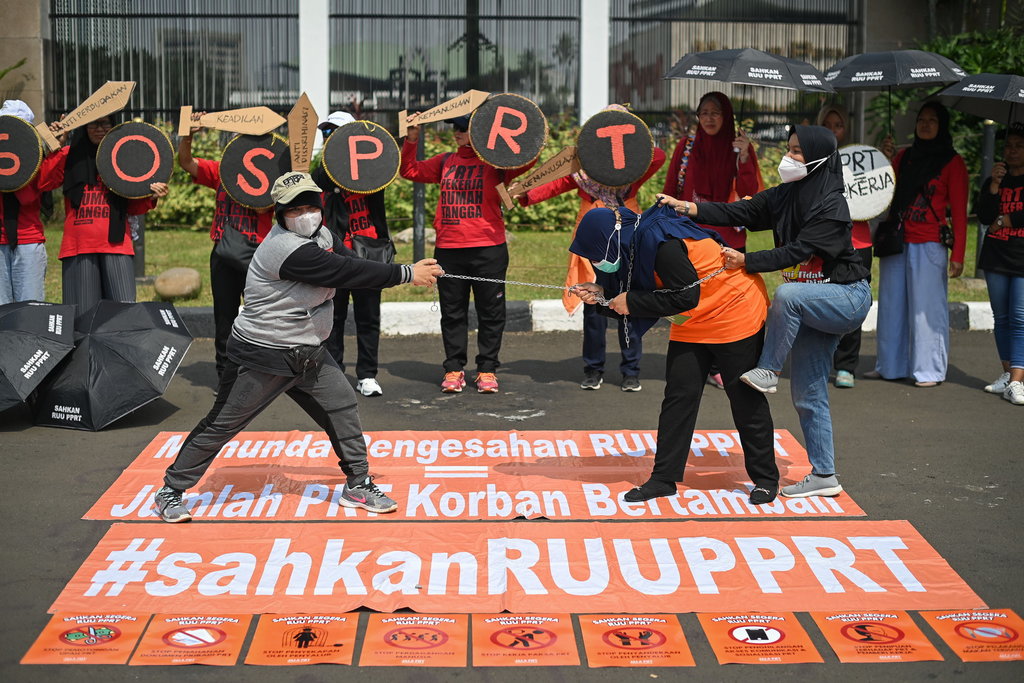 Sejumlah aktivis Koalisi Sipil Untuk Undang-Undang Perlindungan Pekerja Rumah Tangga (PRT) melakukan aksi teatrikal di depan kompleks Parlemen, Senayan, Jakarta, Rabu (7/6/2023). ANTARA FOTO/Aditya Pradana Putra/nz. Aksi tuntut pengesahan RUU PPRT