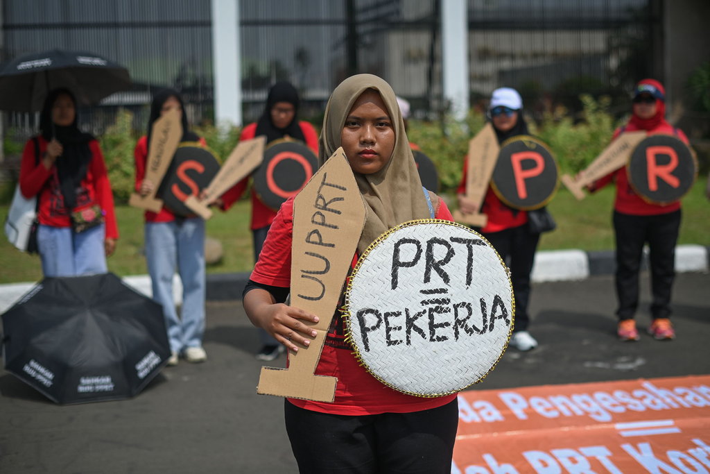Aktivis Koalisi Sipil Untuk Undang-Undang Perlindungan Pekerja Rumah Tangga (PRT) melakukan unjuk rasa di depan kompleks Parlemen, Senayan, Jakarta, Rabu (7/6/2023). ANTARA FOTO/Aditya Pradana Putra/nz. Aksi tuntut pengesahan RUU PPRT