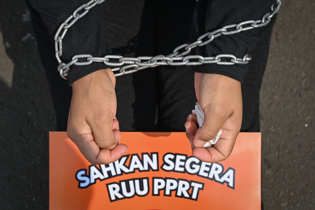 Aktivis Koalisi Sipil Untuk Undang-Undang Perlindungan Pekerja Rumah Tangga (PRT) melakukan aksi teatrikal di depan kompleks Parlemen, Senayan, Jakarta, Rabu (7/6/2023). ANTARA FOTO/Aditya Pradana Putra/nz. Aksi tuntut pengesahan RUU PPRT