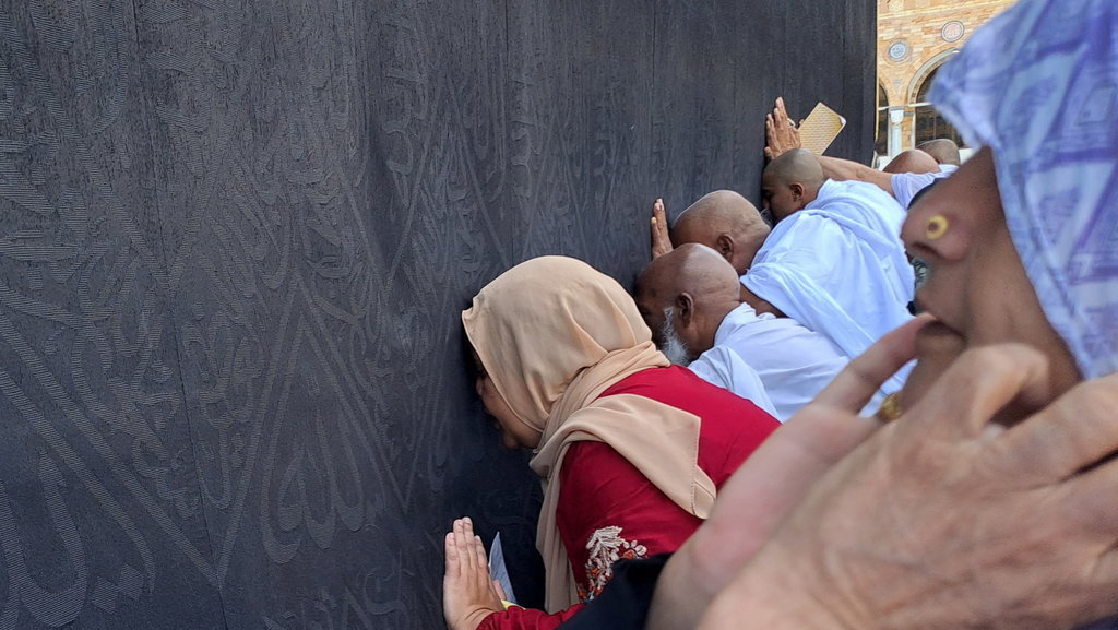 Umat islam mencium ka’bah sambil berdoa usai melakukan tawaf di Masjidil Haram, Mekah, Arab Saudi, Rabu (7/6/2023). Umat islam dari seluruh dunia melakukan umrah wajib dan umrah sunah di Masjidil Haram sebelum mengikuti puncak ibadah haji. ANTARA FOTO/Wahyu Putro A/tom. Ibadah umrah di Masjidil Haram
