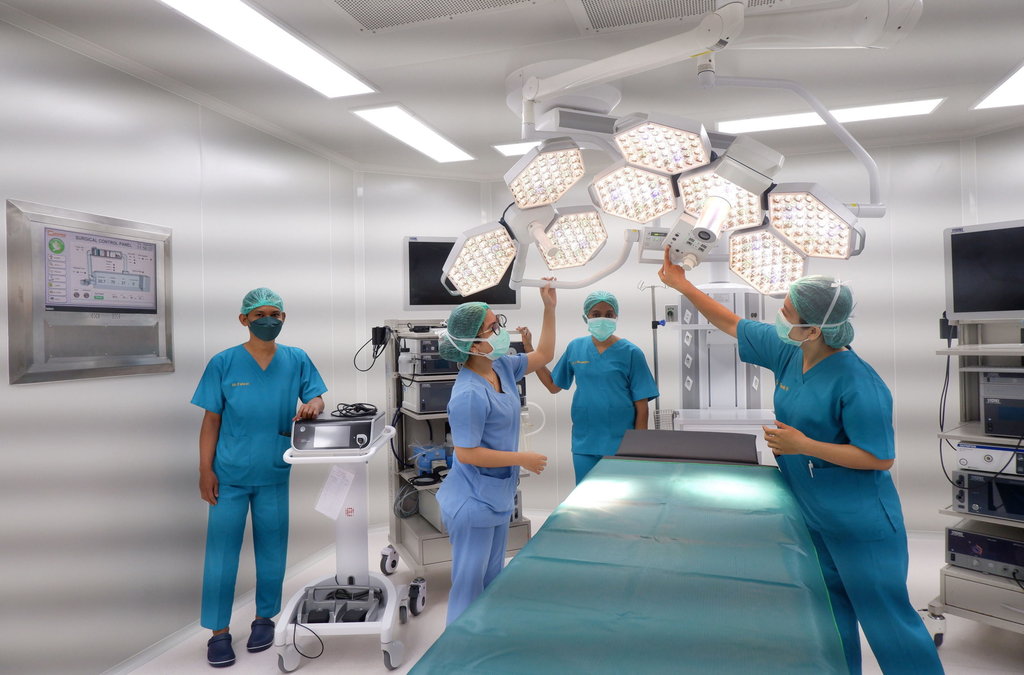 Petugas kesehatan memeriksa peralatan di ruang operasi saat peresmian layanan kateterisasi jantung dan bedah minimal invasif di Rumah Sakit Provita, Kota Jayapura, Papua, Selasa (13/6/2023).ANTARA FOTO/Sakti Karuru/aww. Layanan kateterisasi jantung dan bedah minimal invasif di Papua