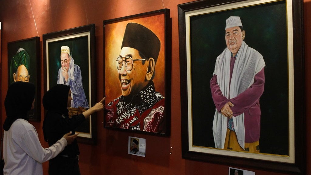 Pameran lukisan tokoh agama di Surabaya