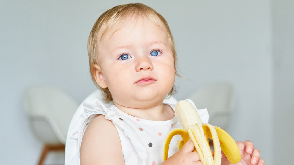 Ilustrasi bayi makan pisang