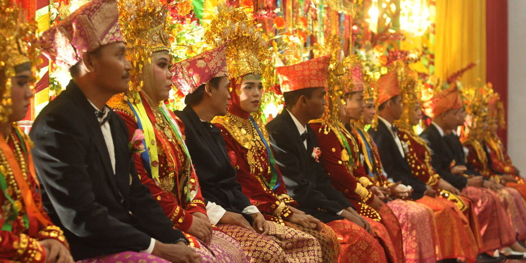 Nikah massal dengan tradisi belarak di Bengkulu