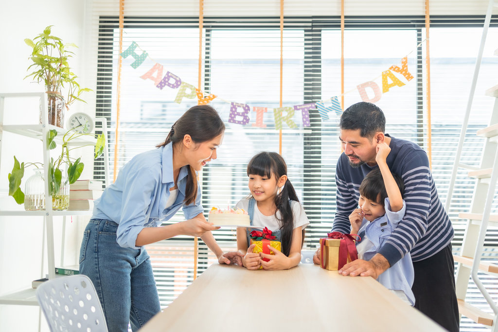 15 Ide Kado Anak TK Perempuan yang Lucu, Bermanfaat, & Edukatif