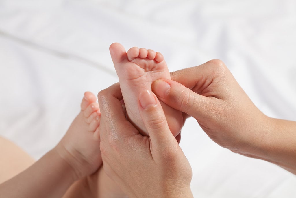 Ilustrasi pijat kaki bayi