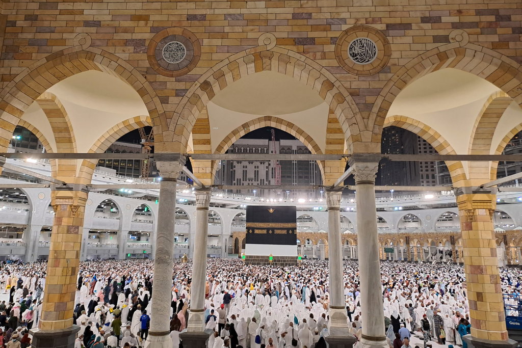 Umat Islam melakukkan tawaf mengelilingi ka’bah di Masjidil Haram, Mekah, Arab Saudi, Jumat (7/7/2023). ANTARA FOTO/Wahyu Putro A/foc. Kepadatan Masjidil Haram