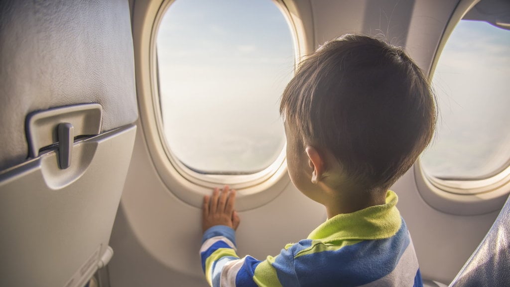 Ilustrasi anak naik pesawat sendirian