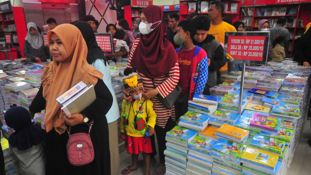 Pembeli antre membeli buku tulis di salah satu toko alat tulis di Kudus, Jawa Tengah, Minggu (16/7/2023). ANTARA FOTO/Yusuf Nugroho/nz Penjualan buku dan alat tulis meningkat