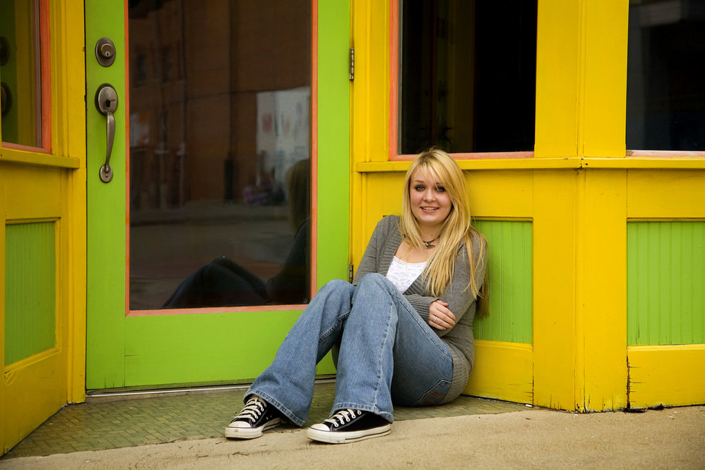 Ilustrasi perempuan duduk di depan pintu