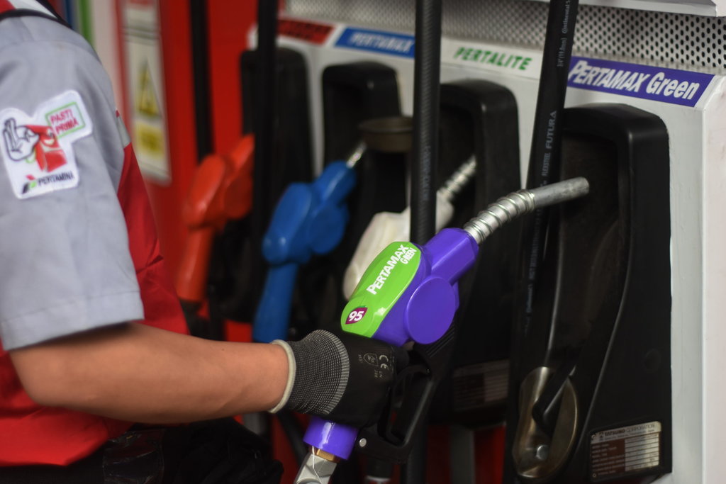 Petugas bersiap melakukan pengisian Bahan Bakar Minyak (BBM) jenis Pertamax Green 95 saat peluncuran BBM tersebut di SPBU MT Haryono, Jakarta, Senin (24/7/2023). ANTARA FOTO/Indrianto Eko Suwarso/aww. Pertamina luncurkan BBM Pertamax Green 95