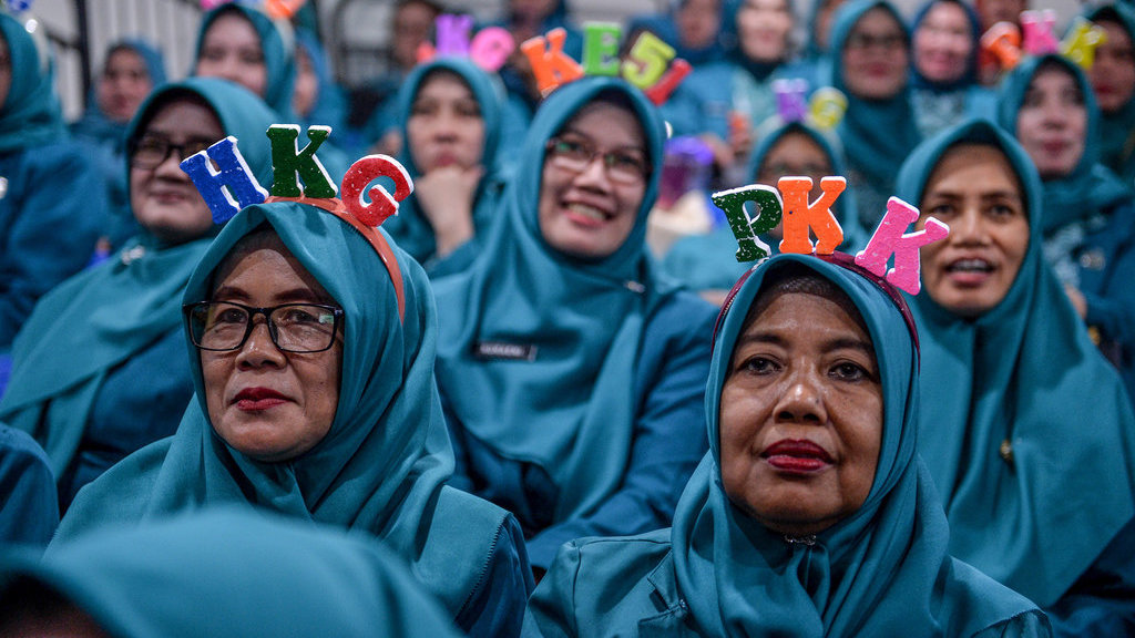 Anggota PKK mengikuti Jambore PKK se-Jawa Barat di SOR Arcamanik, Bandung, Jawa Barat, Senin (31/7/2023). ANTARA FOTO/Raisan Al Farisi/nym. Peringatan Hari Kesatuan Gerak