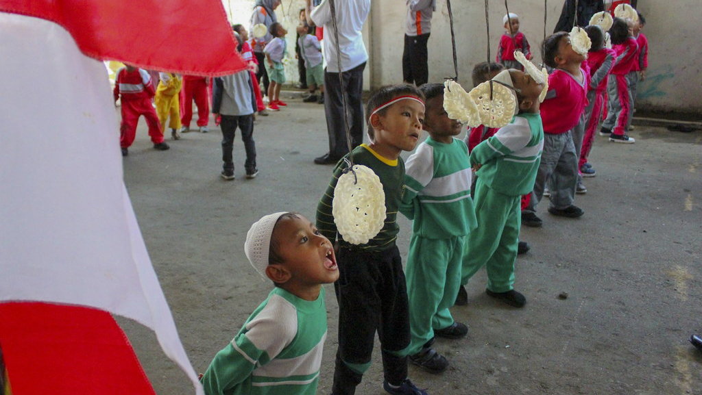 Sejumlah murid Pendidikan Anak Usia Dini (PAUD) mengikuti lomba makan kerupuk di Rumah Kolaborasi Medan, Sumatera Utara, Selasa (15/8/2023). ANTARA FOTO/Yudi/whd/rwa. Lomba murid PAUD meriahkan HUT RI