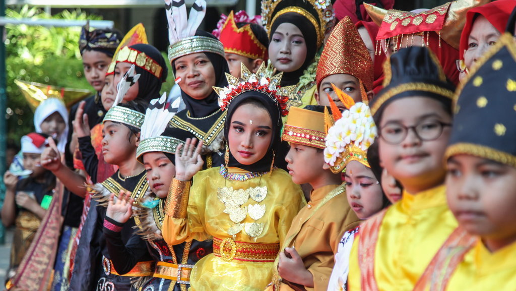 Ilustrasi Baju Adat Anak-Anak. ANTARA FOTO/Makna Zaezar/foc. Lomba peragaan busana adat tradisional siswa SD