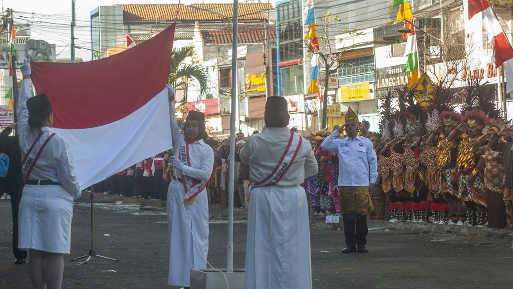 Petugas mengibarkan Bendera Merah Putih saat upacara HUT Ke-78 Republik Indonesia di Pasar Raya I, Salatiga, Jawa Tengah, Kamis (17/8/2023). ANTARA FOTO/Aloysius Jarot Nugroho/tom. Upacara HUT ke-78 RI di Pasar Raya I Salatiga