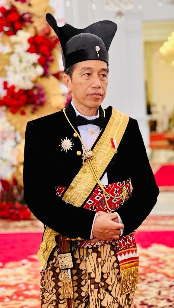 Presiden Jokowi Pakai Baju Ageman Songkok Singkepan Ageng