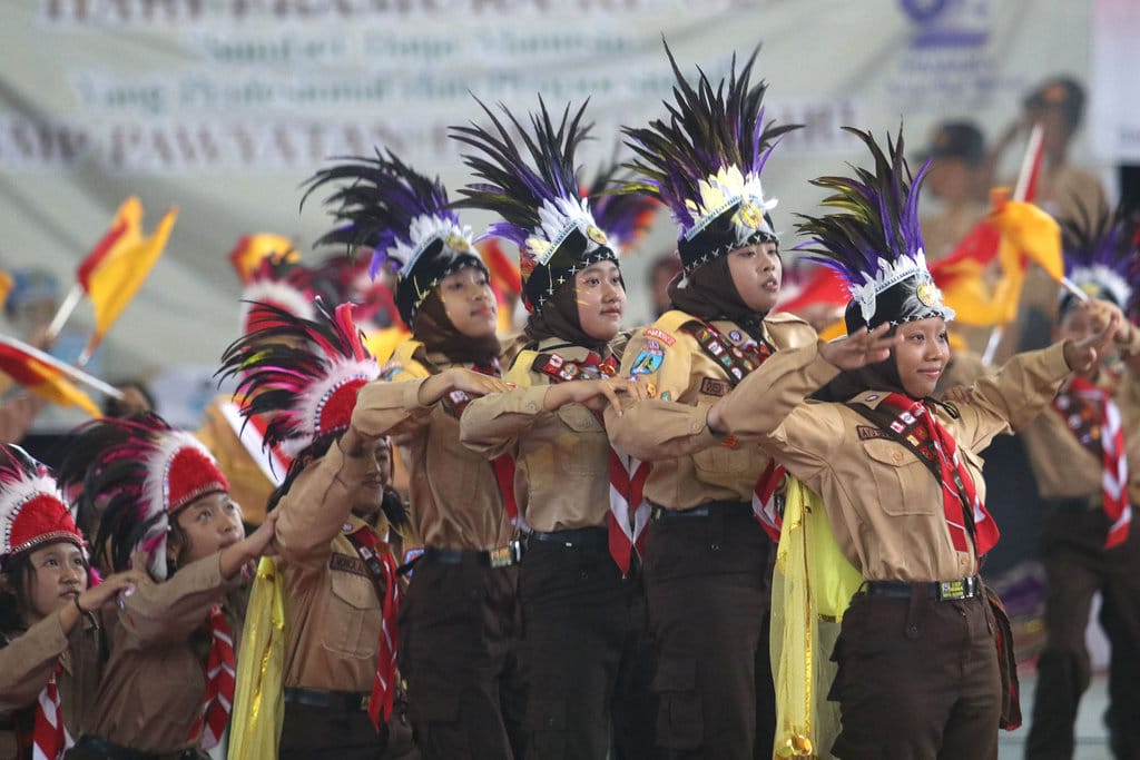 Sejumlah pelajar menari saat peluncuran Gerakan Gemar Menabung pada peringatan Hari Pramuka ke-62 di GOR Jayabaya Kota Kediri, Jawa Timur, Rabu (23/8/2023). ANTARA FOTO/Prasetia Fauzani/tom. Peluncuran Gerakan Gemar Menabung