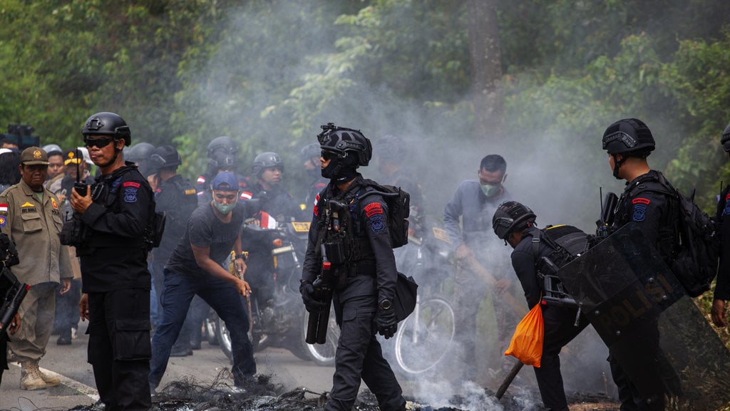 Tolak relokasi warga Pulau Rempang blokir jalan
