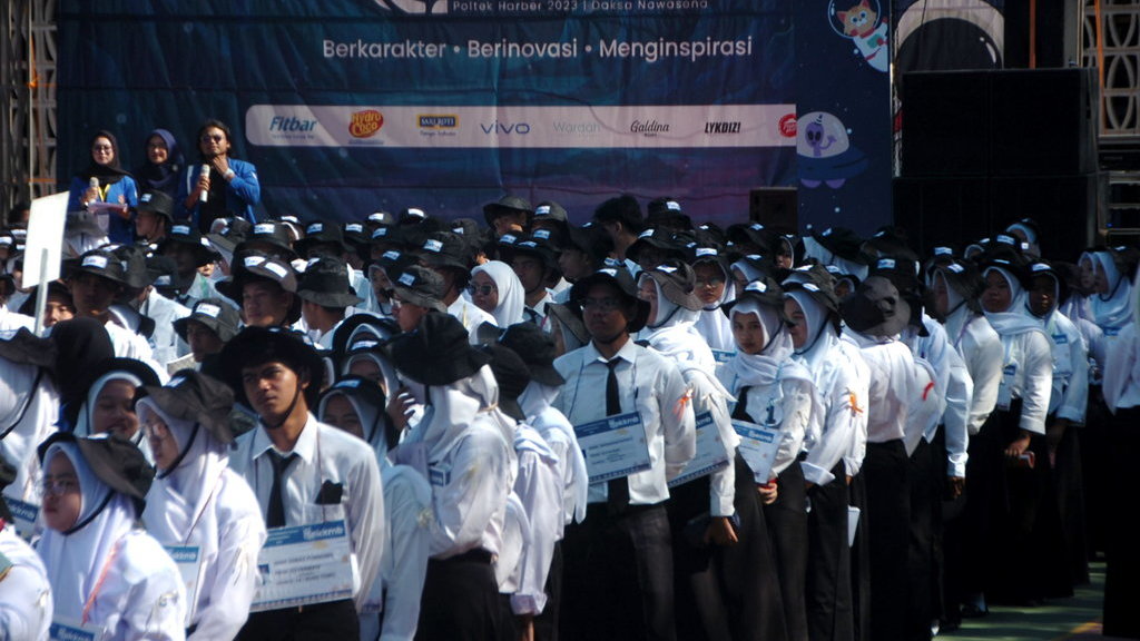 Sejumlah mahasiswa baru mengikuti Pengenalan Kehidupan Kampus Mahasiswa Baru (PKKMB) di Kampus Politeknik Harapan Bersama (Poltek Harber) Tegal, Jawa Tengah, Senin (11/9/2023). ANTARA FOTO/Oky Lukmansyah/hp. Pengenalan kehidupan kampus mahasiswa baru
