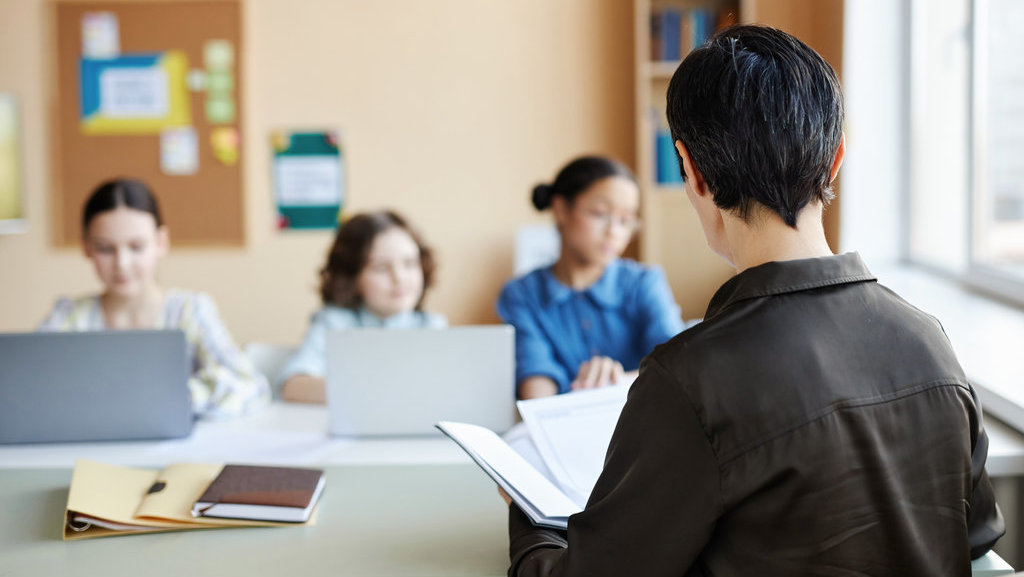 Ilustrasi Guru Mengajar. foto/IStockphoto Ilustrasi Guru