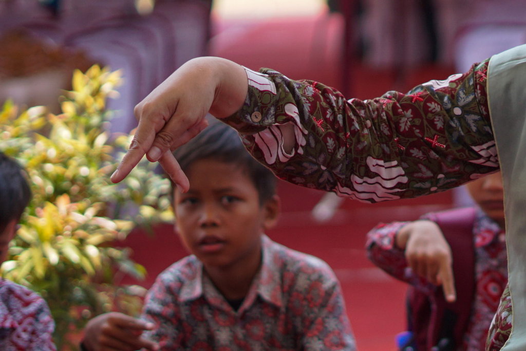 Pengenalan bahasa isyarat kepada pelajar
