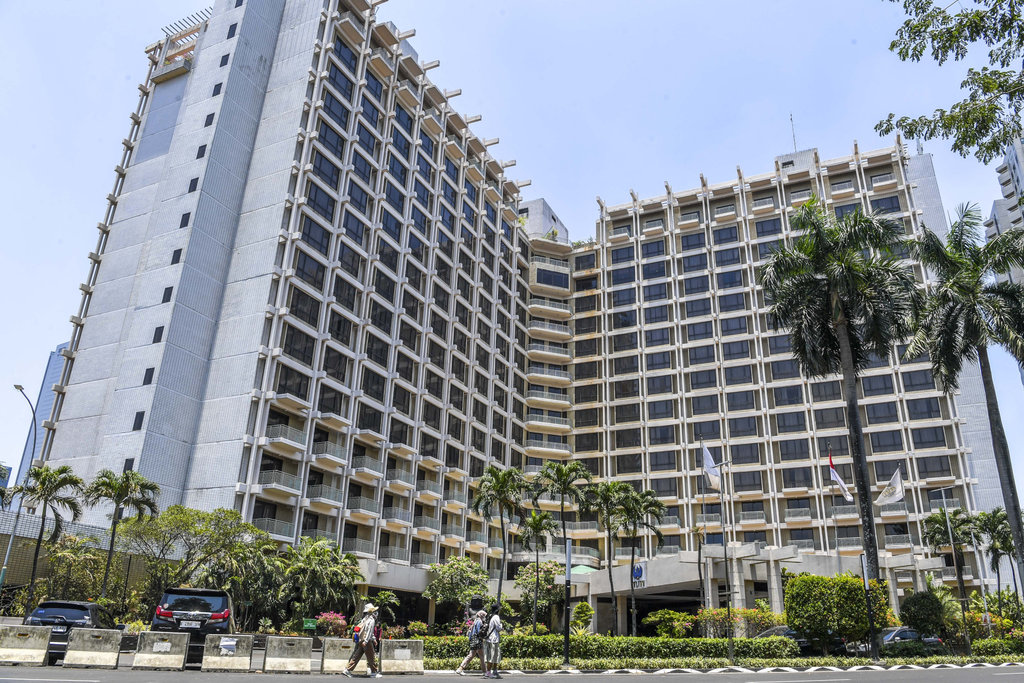 Warga melintas di depan Hotel Sultan, kawasan Gelora Bung Karno, Senayan, Jakarta, Jumat (29/9/2023). Pusat Pengelola Komplek Gelora Bung Karno (PPKGBK) memberi waktu kepada PT Indobuildco untuk meninggalkan Blok 15 Kawasan GBK atau di Hotel Sultan sampai hari ini, Jumat 29 September 2023. Untuk diketahui bahwa Hak Guna Bangunan (HGB) PT Indobuildco telah habis, HGB itu sebelumnya diterbitkan pada 1973 dan diperpanjang kembali selama 20 tahun pada 2002, dan habis pada tahun 2023. ANTARA FOTO/Galih Pradipta/rwa. Batas waktu PT Indobuildco tinggalkan Hotel Sultan