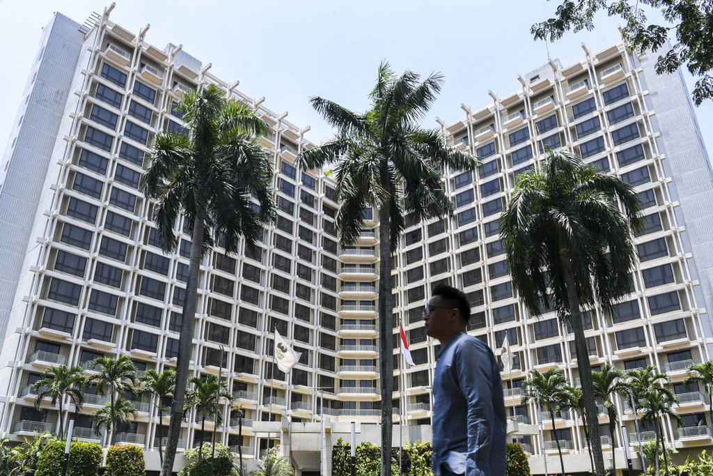 Warga melintas di depan Hotel Sultan, kawasan Gelora Bung Karno, Senayan, Jakarta, Jumat (29/9/2023). Pusat Pengelola Komplek Gelora Bung Karno (PPKGBK) memberi waktu kepada PT Indobuildco untuk meninggalkan Blok 15 Kawasan GBK atau di Hotel Sultan sampai hari ini, Jumat 29 September 2023. Untuk diketahui bahwa Hak Guna Bangunan (HGB) PT Indobuildco telah habis, HGB itu sebelumnya diterbitkan pada 1973 dan diperpanjang kembali selama 20 tahun pada 2002, dan habis pada tahun 2023. ANTARA FOTO/Galih Pradipta/rwa. Batas waktu PT Indobuildco tinggalkan Hotel Sultan