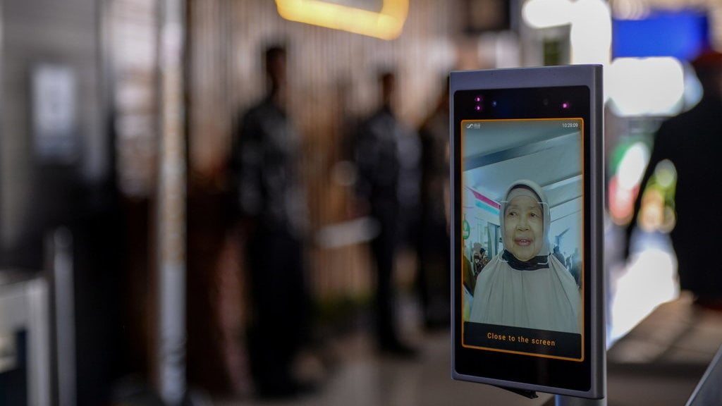 Layanan pemindai wajah di Stasiun Bandung