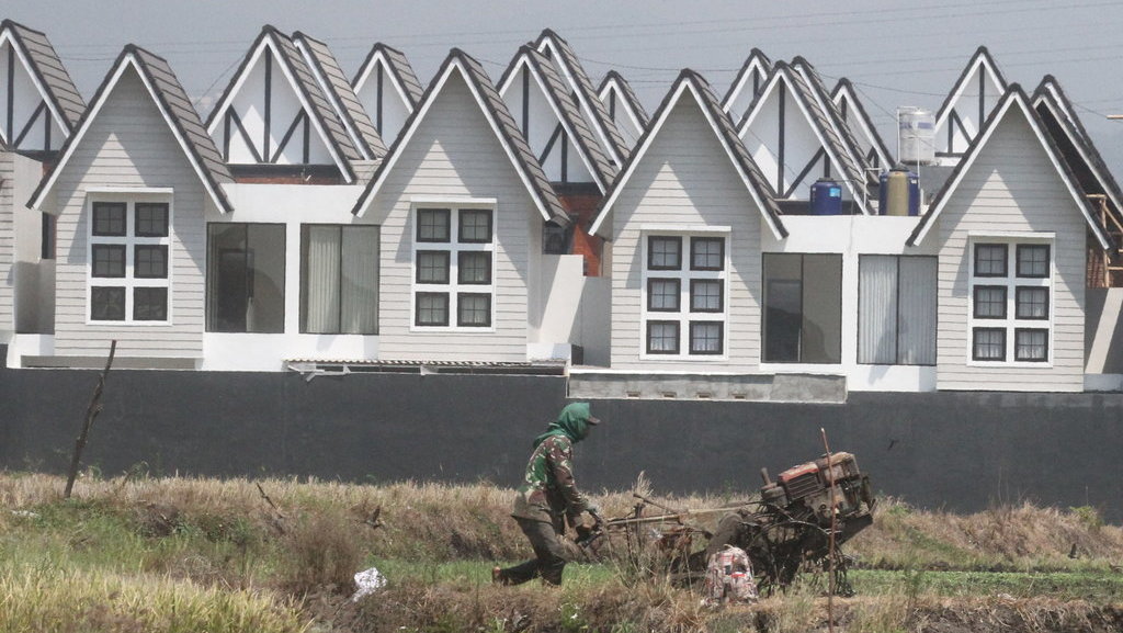 Petani membajak sawah menggunakan traktor di persawahan Tunggulwulung, Malang, Jawa Timur, Jumat (6/10/2023). ANTARA FOTO/Ari Bowo Sucipto/rwa. Alih fungsi lahan persawahan