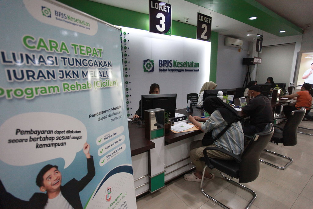 Warga mengurus layanan kesehatan di Kantor Badan Penyelenggara Jaminan Sosial (BPJS) Kesehatan Cabang Jakarta Pusat, Jakarta, Jumat (6/10/2023). ANTARA FOTO/Reno Esnir/tom. Peserta JKN capai 264 juta jiwa