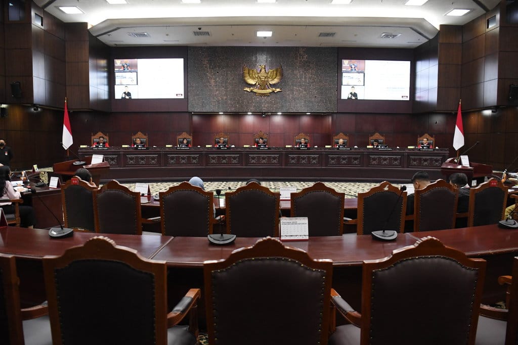 Suasana sidang permohonan uji materiil Pasal 169 huruf q Undang-Undang (UU) Nomor 7 Tahun 2017 tentang Pemilu yang mengatur batas usia minimal calon presiden (capres) dan calon wakil presiden (cawapres) di Jakarta, Senin (16/10/2023).ANTARA FOTO/Akbar Nugroho Gumay/tom. MK tolak gugatan batas usia capres dan cawapres