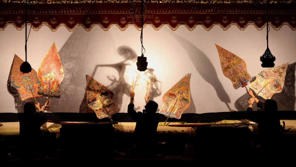 Pergelaran wayang layar panjang