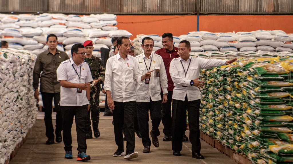 Presiden tinjau penyerahan bantuan pangan di Palembang