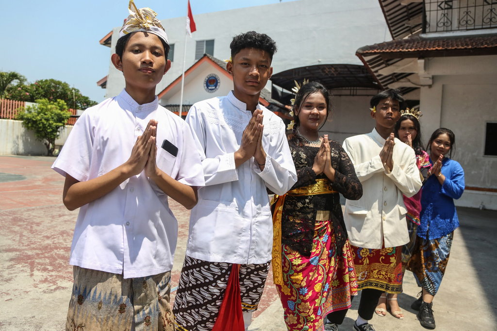 Sejumlah siswa berpose dengan mengenakan pakaian adat tradisional sebelum mengikuti kegiatan belajar mengajar di SMP Kesatrian 2, Semarang, Jawa Tengah, Senin (30/10/2023). ANTARA FOTO/Makna Zaezar/hp. Pelajar kenakan pakaian adat untuk peringati Sumpah Pemuda