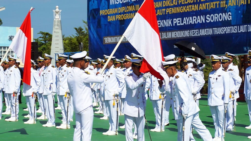 Wisudawan Politeknik Pelayaran Sorong mencium bendera Merah Putih di Distrik Saoka, Kota Sorong, Papua Barat Daya, Selasa (7/11/2023). ANTARA FOTO/Olha Mulalinda/aww. Wisuda Politeknik Pelayaran Sorong