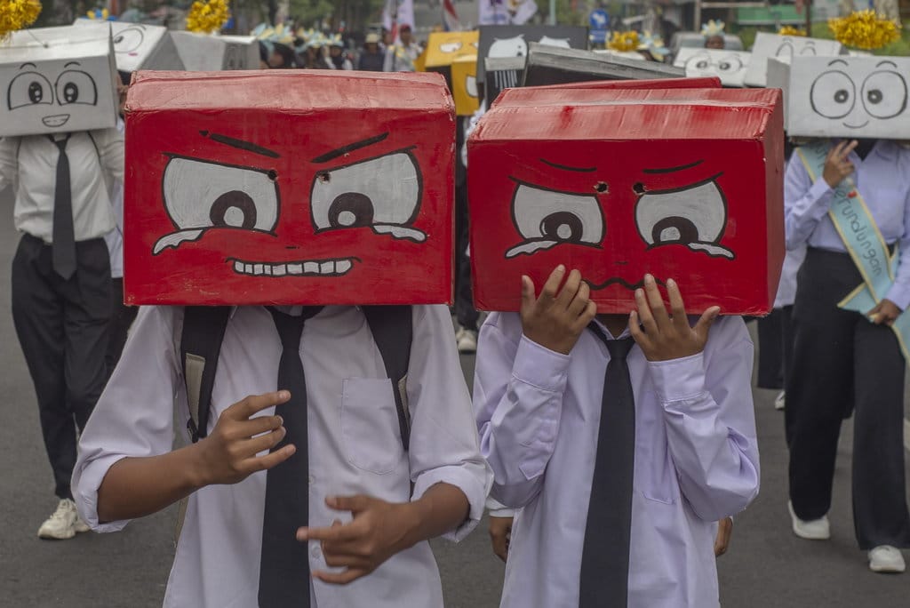 Men tungi jinsiy aloqada josuslik qildim Onam va qizi lesbian porno onlayn