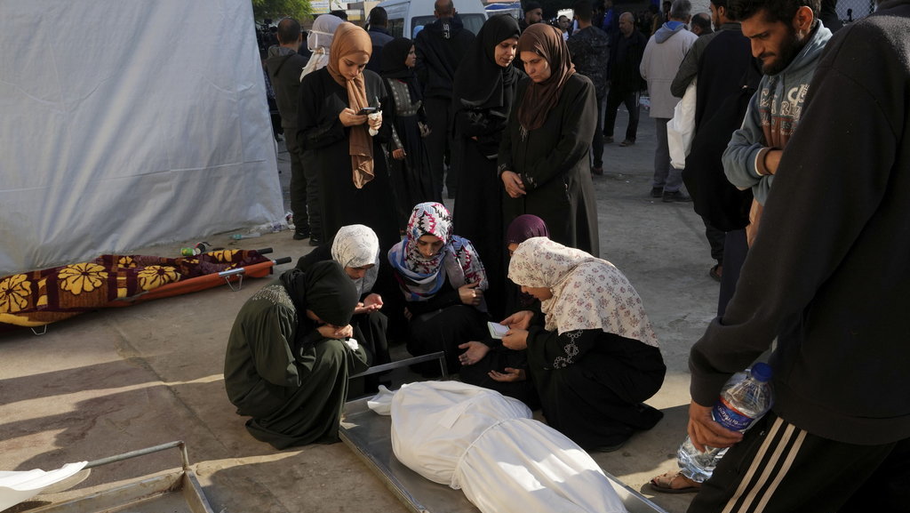 Sejumlah warga Palestina mendoakan kerabatnya yang menjadi korban tewas dalam pengeboman Israel di Jalur Gaza pada Jumat (1/12/2023). AP Photo/Adel Hana). Konflik Israel Palestina