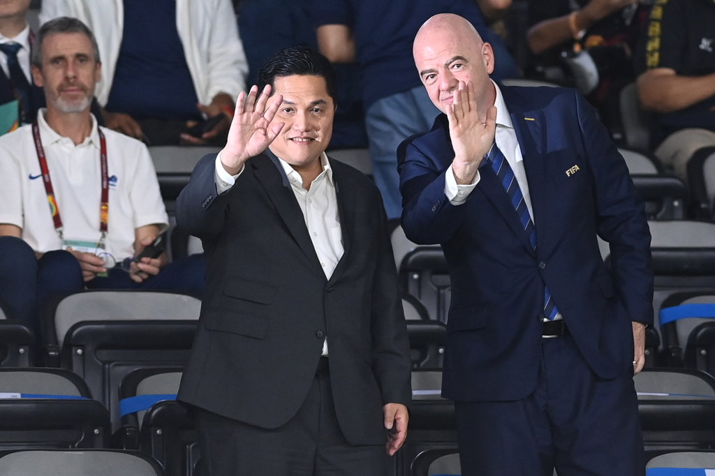 Presiden FIFA Gianni Infantino (kanan) dan Ketua Umum PSSI Erick Thohir menyaksikan pertandingan babak final Piala Dunia U-17 2023 antara Timnas Jerman melawan Timnas Prancis di Stadion Manahan, Solo, Jawa Tengah, Sabtu (2/12/2023). ANTARA FOTO/Mohammad Ayudha/aww. Final Piala Dunia U-17: Jerman melawan Prancis