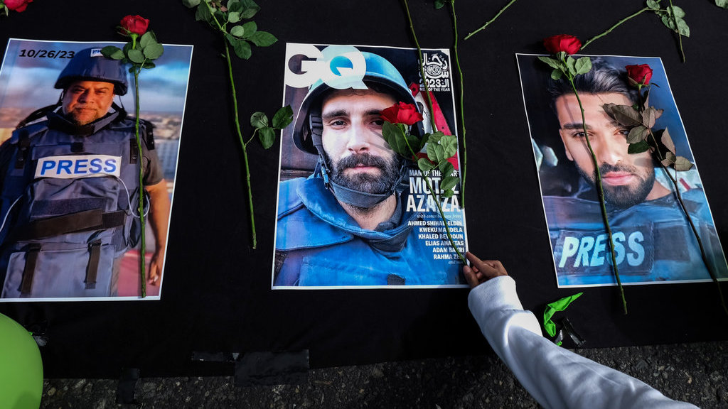 Warga menaruh bunga mawar di atas sejumlah foto jurnalis peliput konflik Israel di Gaza, Palestina pada aksi damai di Solo, Jawa Tengah, Minggu (17/12/2023). ANTARAFOTO/Maulana Surya/Spt. Solidaritas untuk jurnalis tewas di Gaza