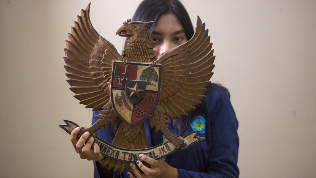 Seorang mahasiswi membawa lambang Garuda Pancasila saat mengikuti Sosialisasi Kewaspadaan Nasional di Indramayu, Jawa Barat, Selasa (19/12/2023). ANTARA FOTO/Dedhez Anggara/foc. Sosialisasi kewaspadaan nasional bagi pemilih pemula