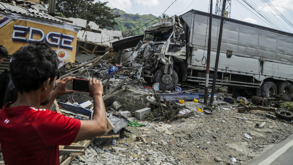 Warga mengamati truk yang mengalami kecelakaan di Gekbrong, Kabupaten Cianjur, Jawa Barat, Kamis (21/12/2023). ANTARA FOTO/Henry Purba/agr/tom. Kecelakaan truk di Cianjur