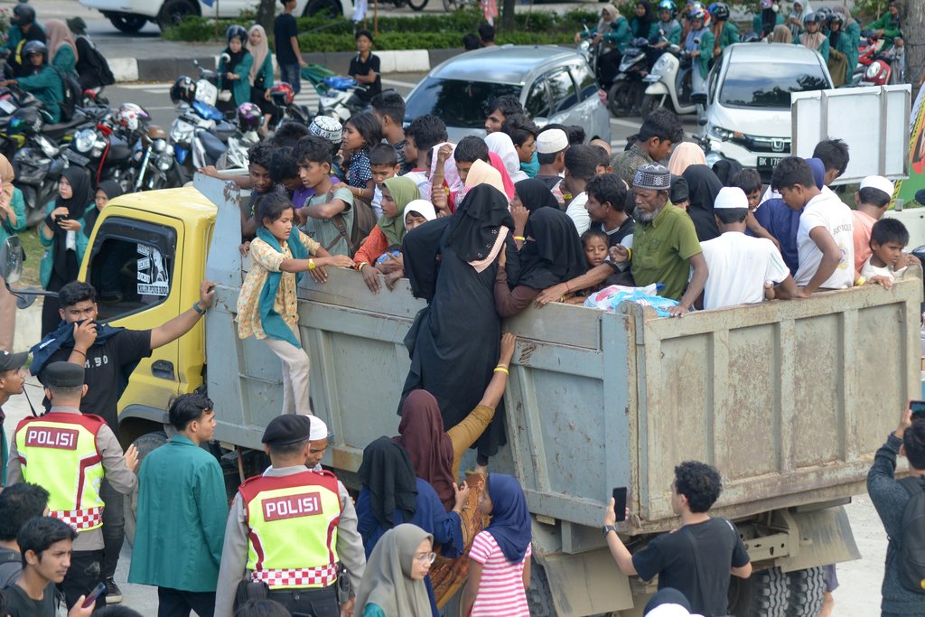 Mahasiswa pindahkan paksa imigran Rohingya di Aceh
