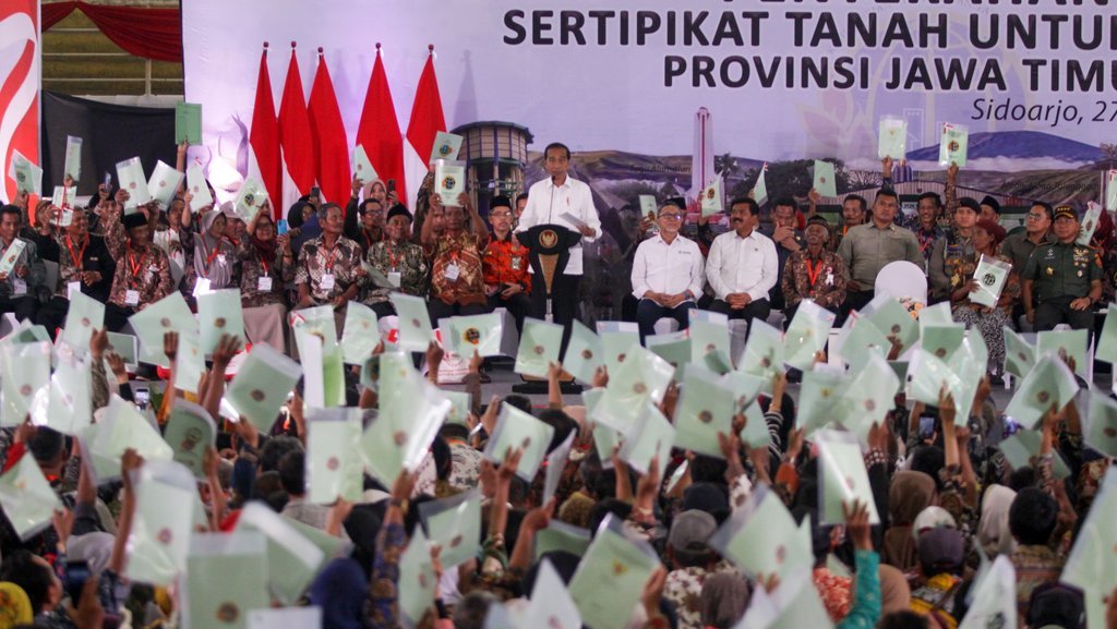 Penyerahan sertipikat tanah untuk rakyat Jawa Timur