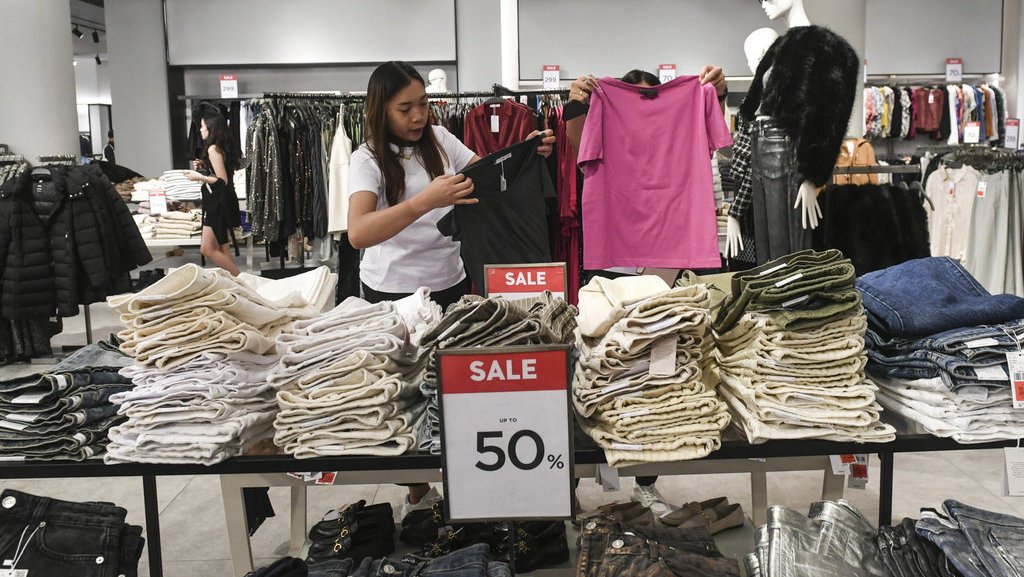 Diskon akhir tahun pusat perbelanjaan