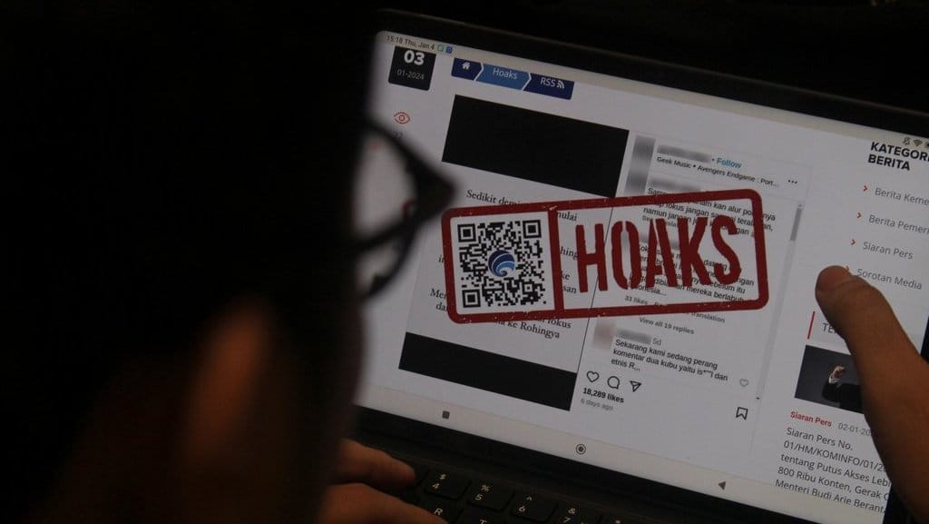 Warga memeriksa kebenaran informasi melalui laman anti hoaks Kemenkominfo di Senayan, Jakarta, Kamis (4/12024). Kemenkominfo berhasil menangani 203 isu hoaks atau informasi bohong terkait Pemilu 2024 yang ditemukan dalam periode Desember 2022 hingga 2 Januari 2024 dengan sebaran di platform digital sebanyak 2.882 konten. ANTARA FOTO/Muhammad Ramdan/sgd/foc. Ilustrasi hoaks