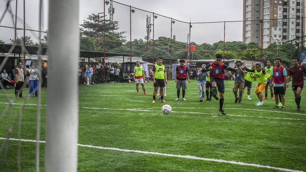 Ketua Umum Partai Solidaritas Indonesia (PSI) sekaligus Wakil Ketua Dewan Pengarah TKN Kaesang Pangarep menendang bola saat mengikuti mini soccer samsul cup di Jakarta, Kamis (4/1/2024). TKN Golf Muda Prabowo-Gibran menggelar mini soccer untuk menggaet para pemilih muda untuk memilih paslon capres-cawapres nomor urut 2 Prabowo-Gibran. ANTARA FOTO/Galih Pradipta/foc. Kaesang ikut mini soccer untuk gaet pemilih muda