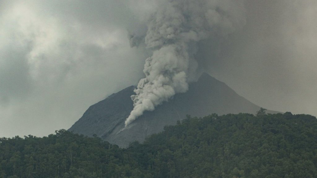 Gunung Lewotobi kembali erupsi