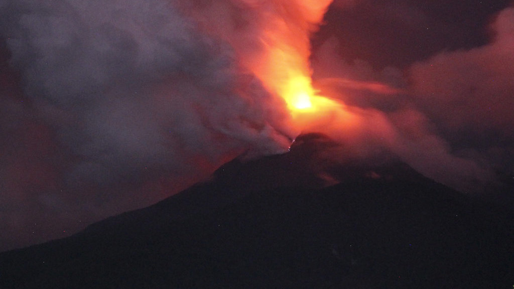 Status awas Gunung Lewotobi